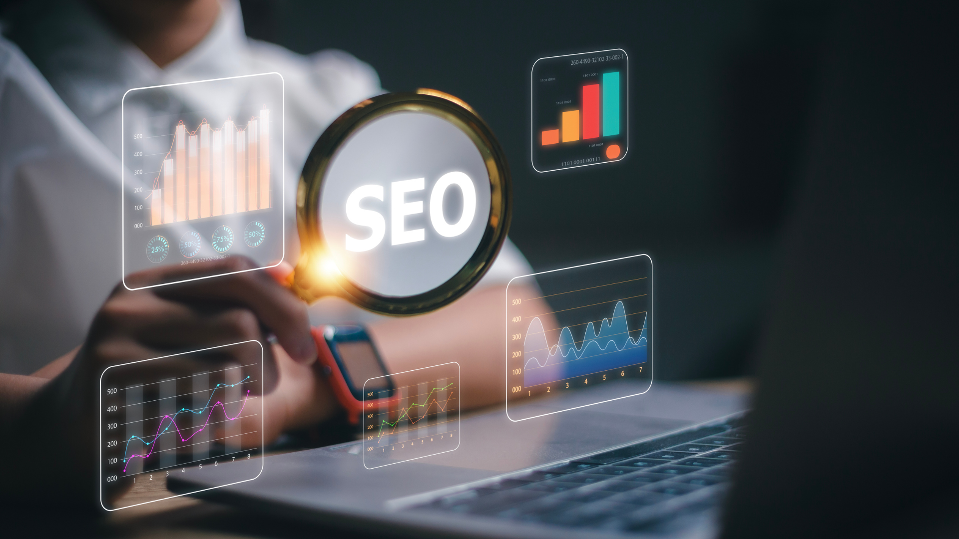 En person håller ett förstoringsglas över en bärbar dator med ordet "SEO" markerat i linsen. Runt scenen finns flytande datavisualiseringselement, inklusive stapeldiagram, linjediagram och prestandamätvärden, som symboliserar sökmotoroptimeringsanalys och digital marknadsföringsstrategi.